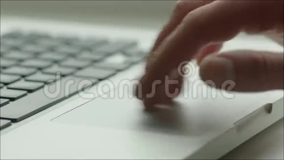 人手触摸板及键盘视频的预览图