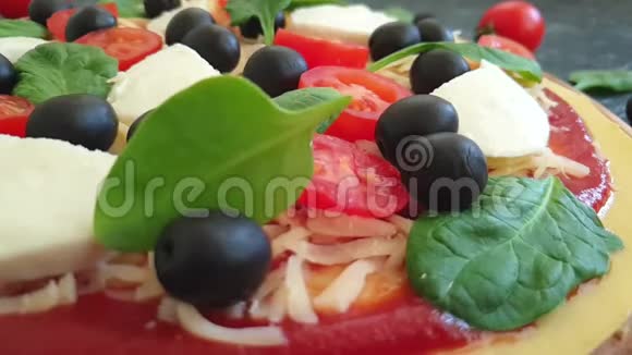 混凝土背景菜单上的披萨橄榄西红柿视频的预览图
