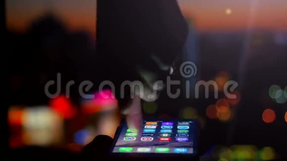 女人用她的手机在美丽模糊的城市背景与博克4k视频的预览图