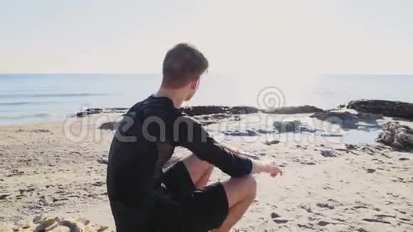 年轻运动员在海滩上享受大海和阳光的慢动作视频的预览图