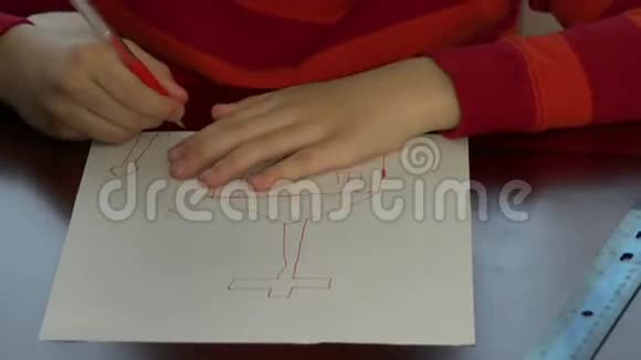 小孩用白纸画教堂视频的预览图
