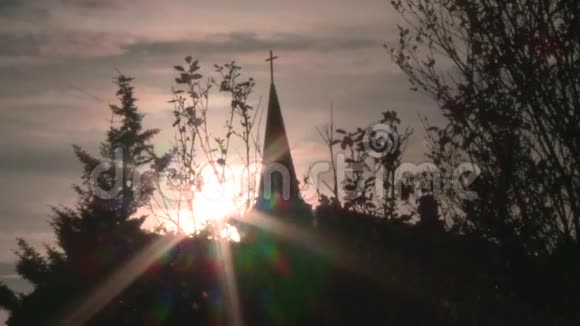 有教堂背景的树剪影视频的预览图