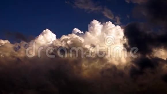 傍晚天空积雨云天空视频的预览图