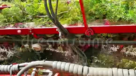 收割胡萝卜的农业机械视频的预览图