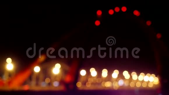 现代美丽的桥的夜晚城的焦点模糊了4k视频的预览图