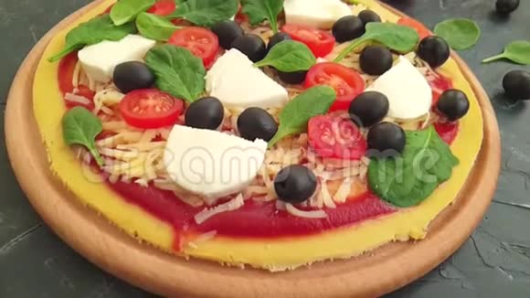 比萨橄榄西红柿美食土制自制的混凝土背景菜单视频的预览图