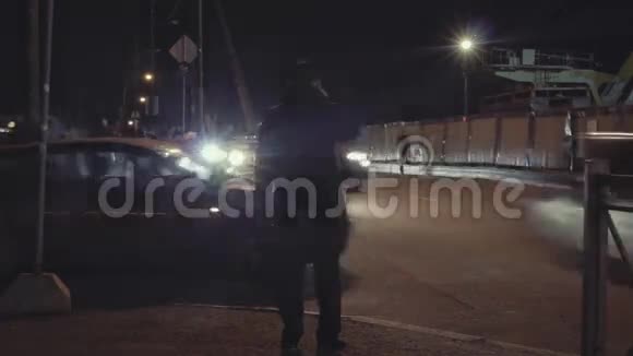 俄罗斯圣彼得堡比尔哲沃伊桥的夜间交通视频的预览图
