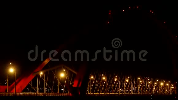 现代美丽的桥的夜晚城的焦点模糊了4k视频的预览图