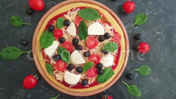 披萨橄榄西红柿美食自制披萨混凝土背景菜单视频的预览图