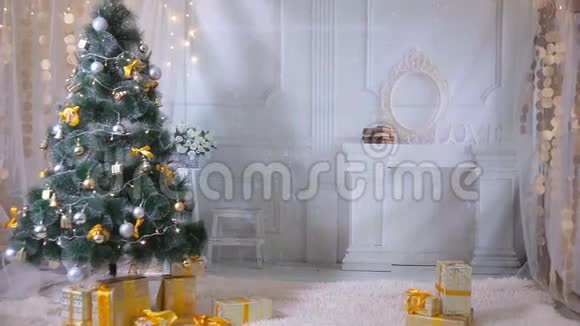 新年圣诞节礼物客厅里的壁炉没有人没有人新年背景视频的预览图