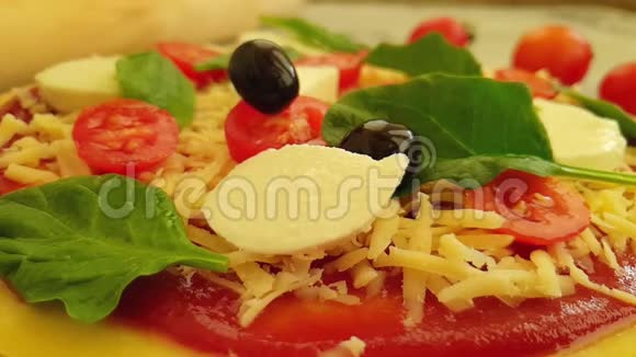 比萨橄榄西红柿美食自制混凝土背景菜单视频的预览图