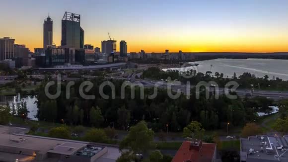 时光流逝澳大利亚珀斯市天际线日出视频的预览图