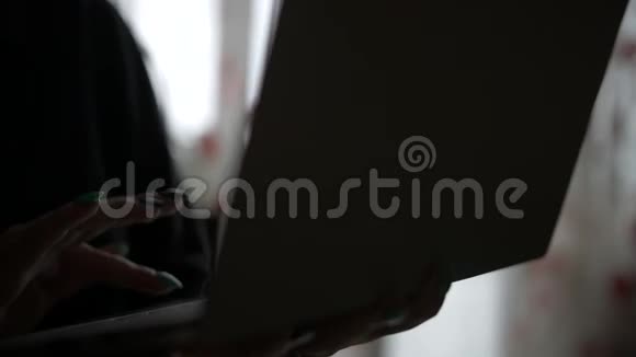 特写一个拿着笔记本电脑工作的女孩的手的肖像视频的预览图