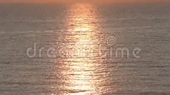 海水表面上的闪亮的Suntrack视频的预览图