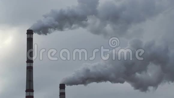 工业烟囱向天空排放有毒污染物污染环境4K视频的预览图