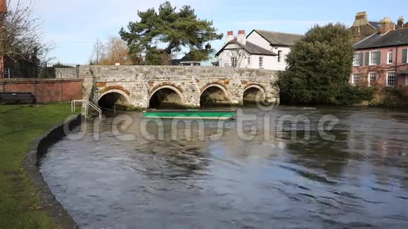 埃文克赖斯特彻奇多塞特河英国桥和水向靠近伯恩茅斯的摄像机流动视频的预览图