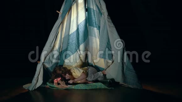 晚上睡在帐篷里的小可爱视频的预览图
