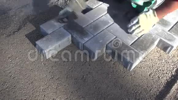 在街上修理新铺砖的工人视频的预览图