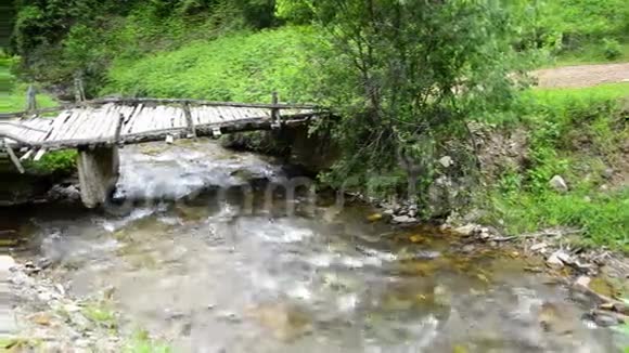 山涧上的木桥视频的预览图
