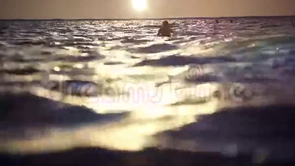 一个人在公海游泳的剪影视频的预览图