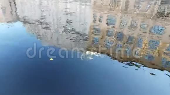 水中建筑的倒影视频的预览图