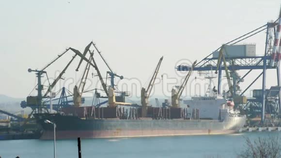 商业港口起重机视频的预览图