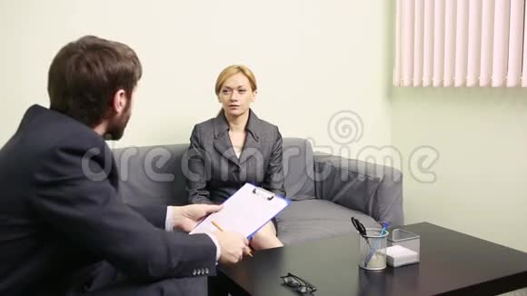 男人将采访商界女性报告主任视频的预览图