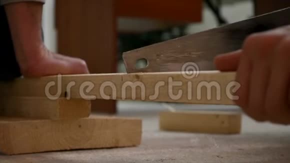 工人锯木手锯视频的预览图
