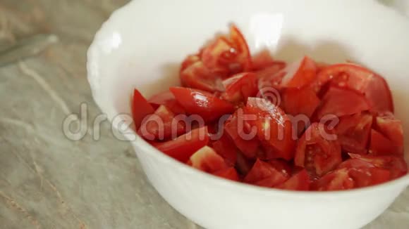 厨师做简单的番茄沙拉视频的预览图