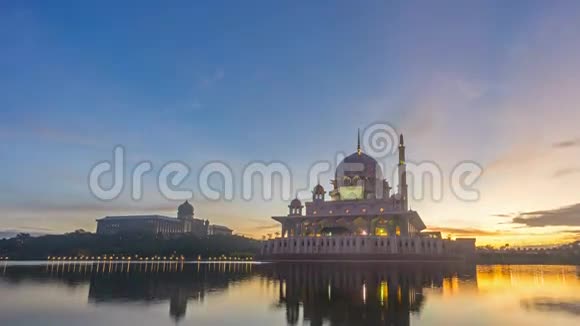 时间间隔4K美丽的日出在普特拉清真寺普特拉贾亚呈现出动人而变化的彩云视频的预览图