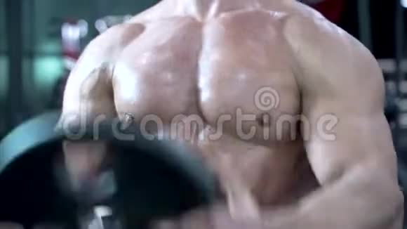 年轻的肌肉男在健身房锻炼体重视频的预览图