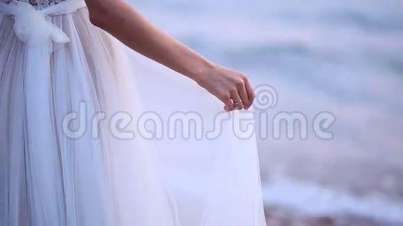 去摸裙子新娘挥舞着她的裙子飘摇的裙子视频的预览图