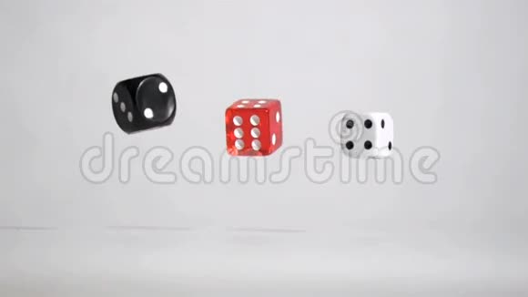 三个黑色的红色白色骰子在超级缓慢的运动重新连接视频的预览图