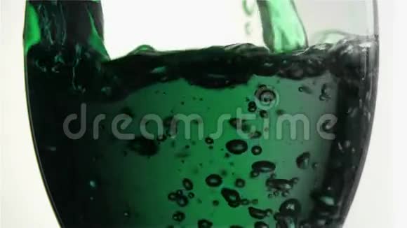 绿色的涓涓细流在超级缓慢的运动中填满一个不倒翁的玻璃视频的预览图