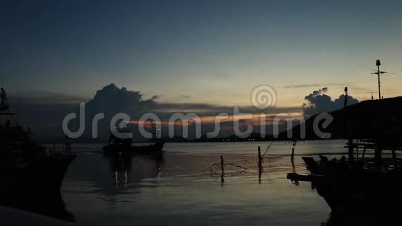 渔人夜以继日回到家视频的预览图