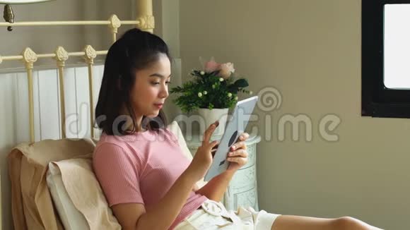 在卧室里用平板电脑的亚洲美女视频的预览图