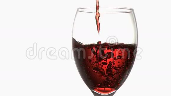 红色涓涓细流在酒杯中缓缓流淌视频的预览图
