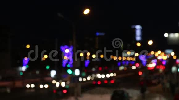 在城市的夜晚将汽车和建筑置于照明之外视频的预览图