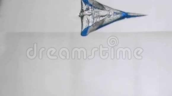一支蓝色牙刷在水中缓慢下落视频的预览图