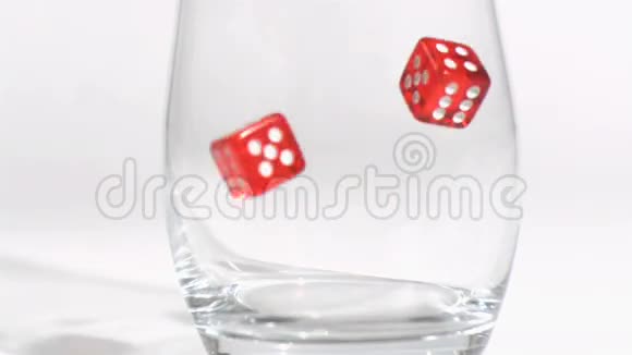 两个红色骰子在一个超级缓慢的运动反弹玻璃视频的预览图