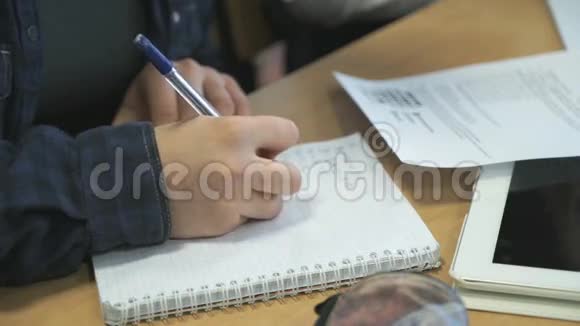 坐在书桌前学习功课的女学生视频的预览图