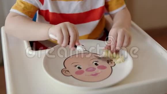 儿童吃意大利面从有趣的板块视频的预览图