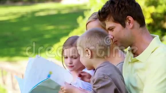 一家人拿着一本图画书视频的预览图