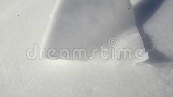 冰在缓慢运动中破碎成块视频的预览图