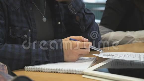 坐在书桌前学习功课的女学生视频的预览图