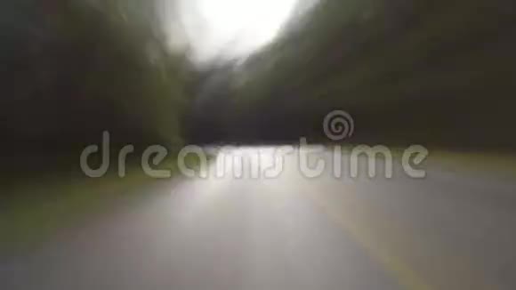 开着车穿过山路视频的预览图