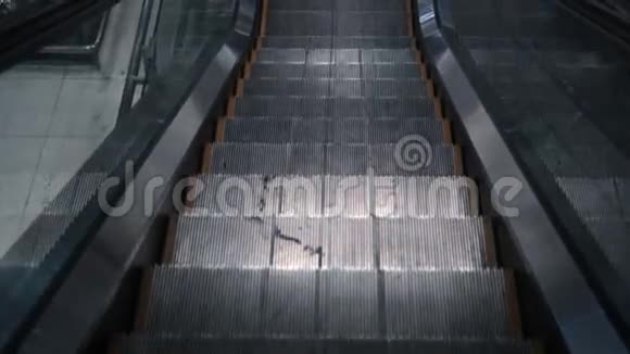 在泰国SUVARNABHUMI机场乘坐自动扶梯的人视频的预览图