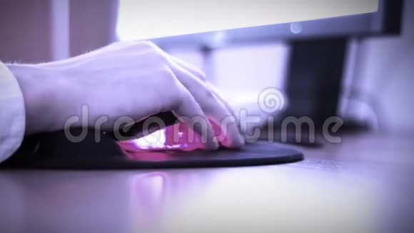 办公室工作人员使用的电脑鼠标视频的预览图