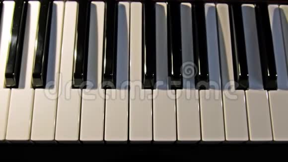 钢琴琴键的特写镜头视频的预览图
