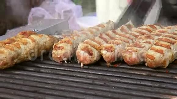 美味的香肠和热肉卷烤视频的预览图